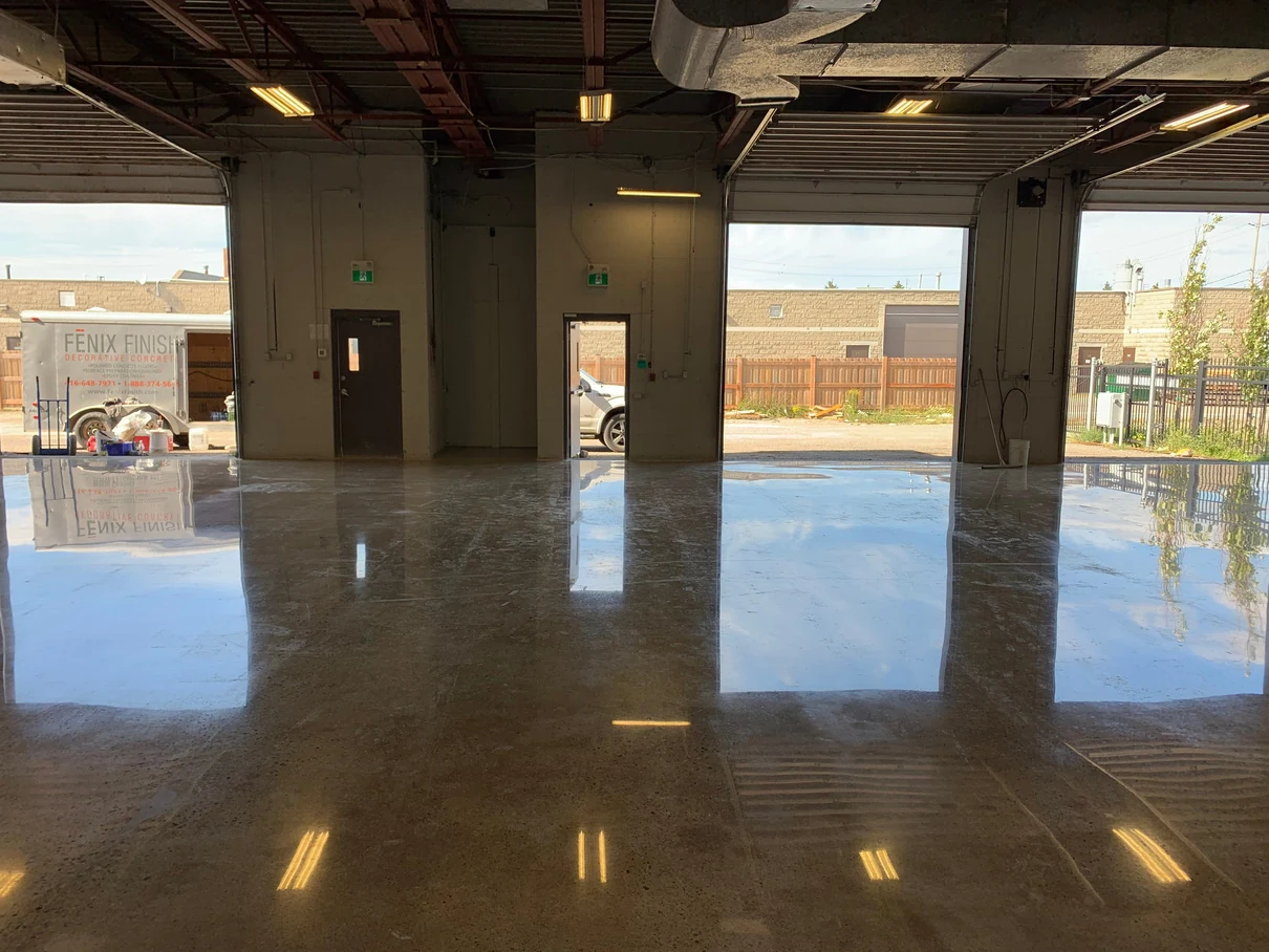 Fēnix Finish work van reflected in a freshly polished industrial floor