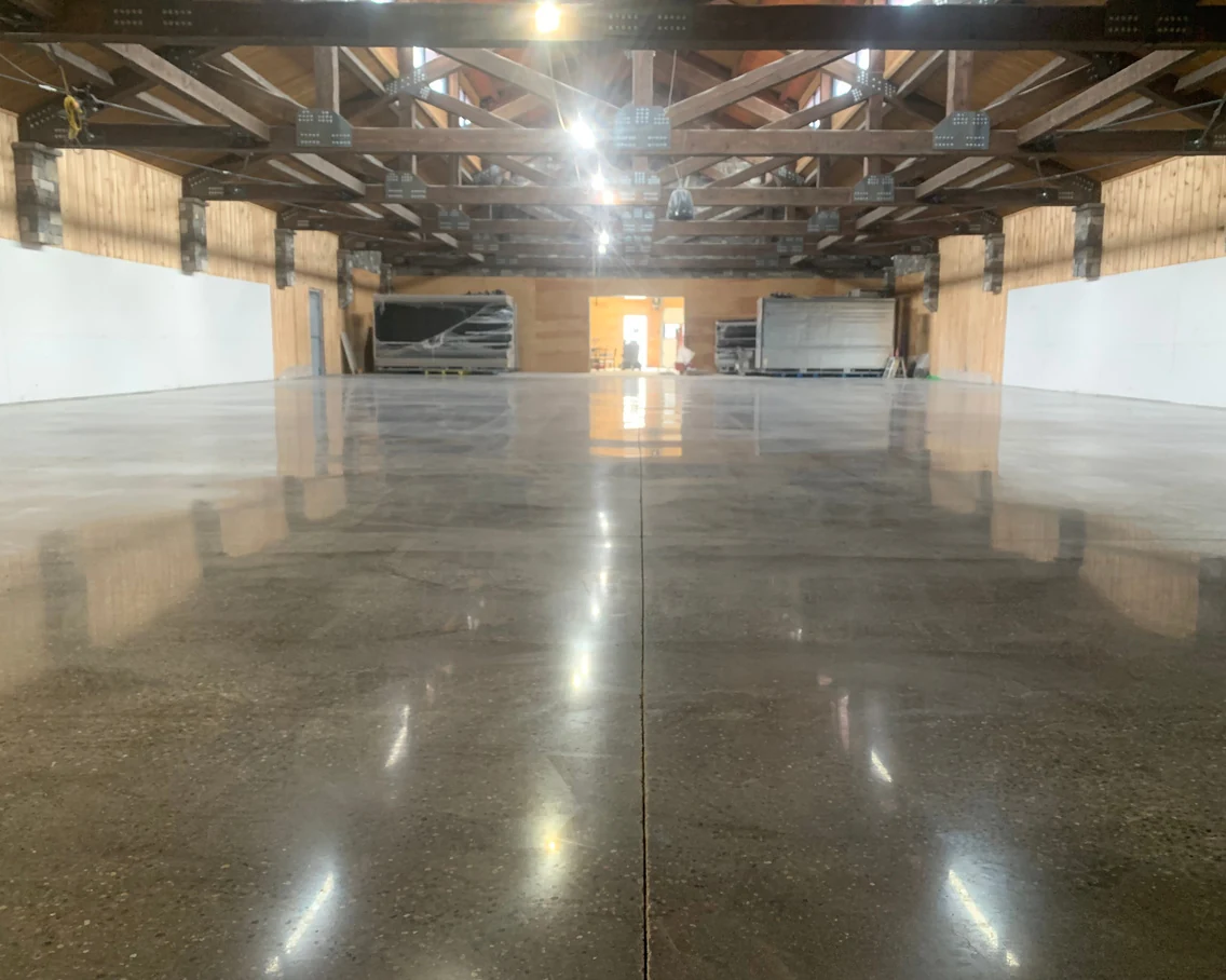 Event hall after: polished concrete by Fēnix Finish