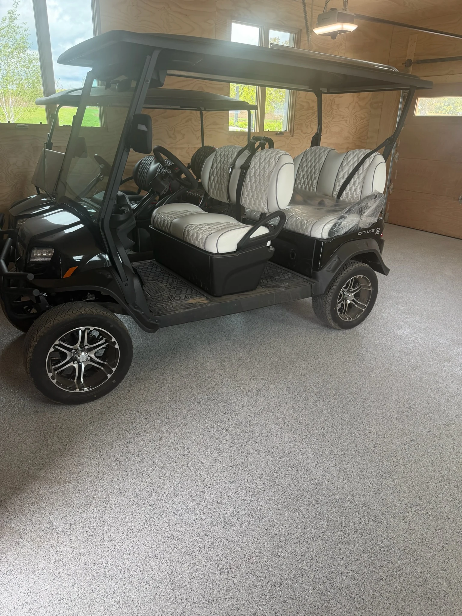Epoxy flake garage floor by Fēnix Finish