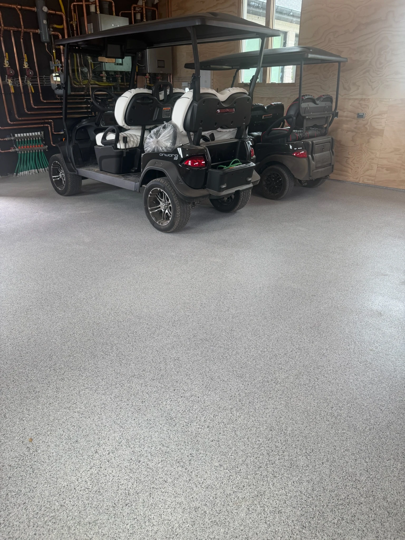 Residential concrete floor by Fēnix Finish: garage · epoxy