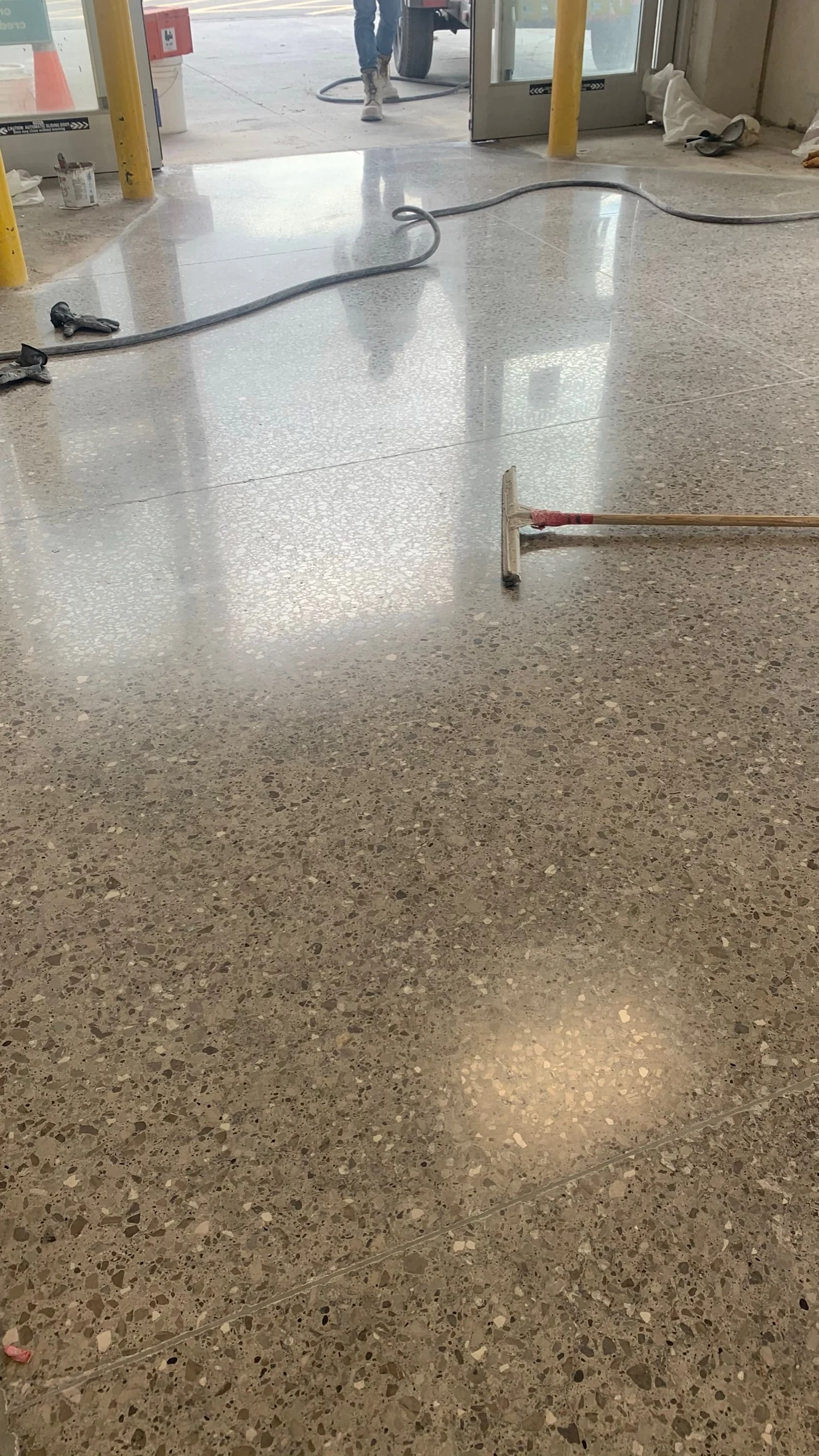 Commercial concrete floor by Fēnix Finish: retail store