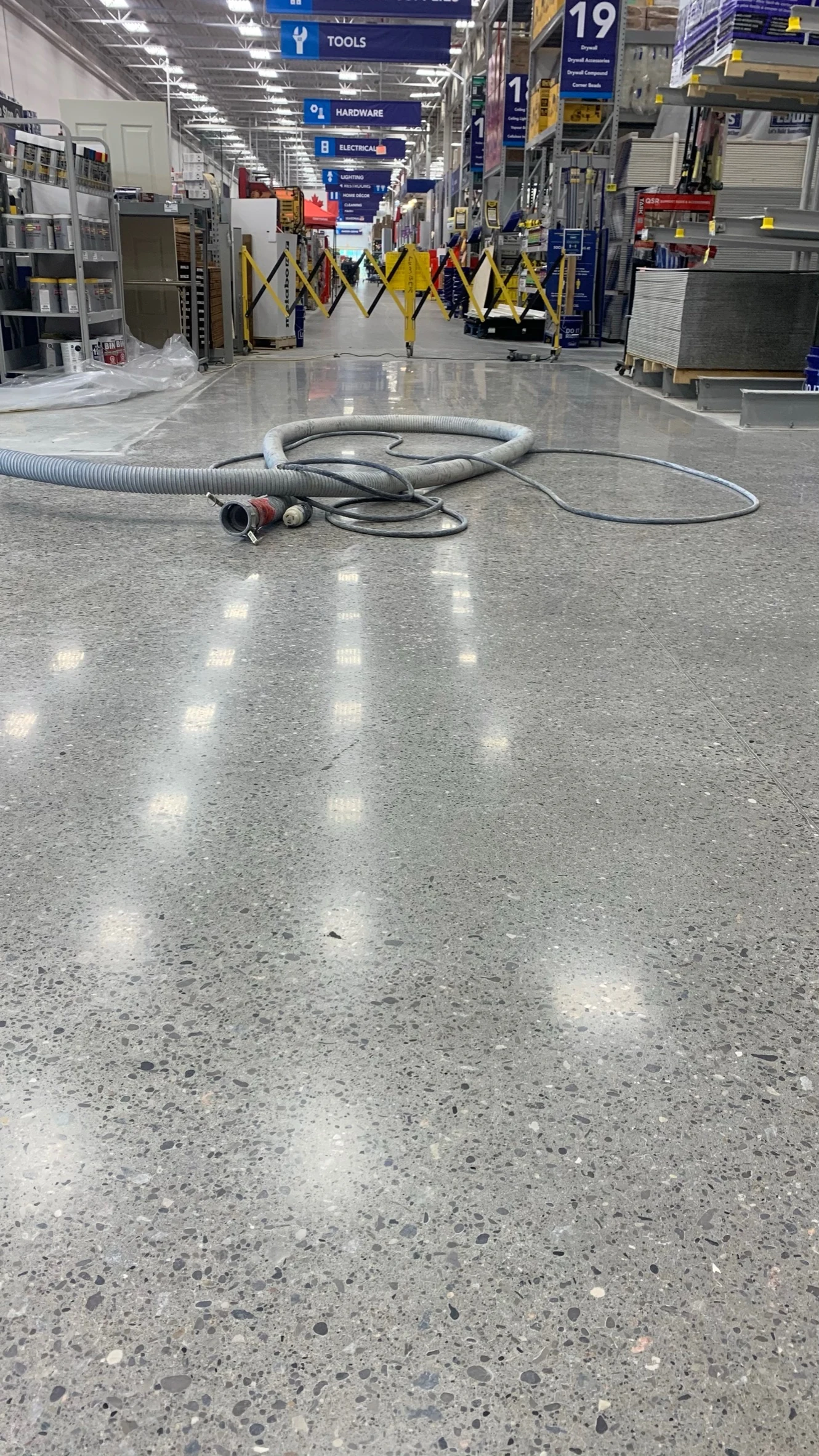 Commercial concrete floor by Fēnix Finish: retail store
