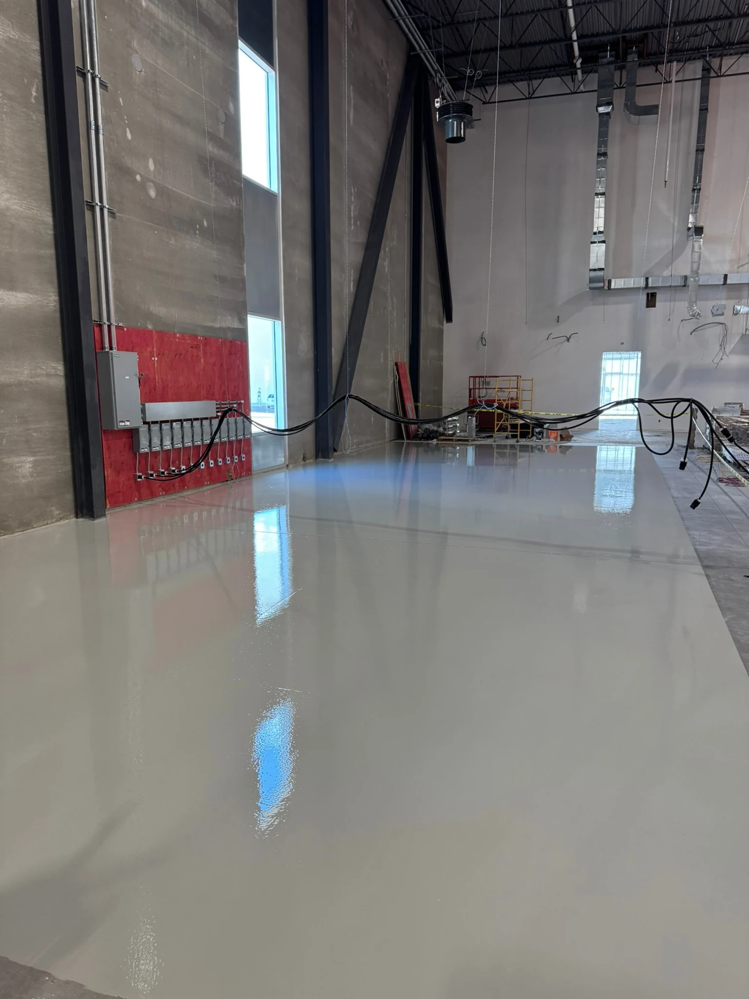 High-gloss epoxy floor by Fēnix Finish in an industrial warehouse