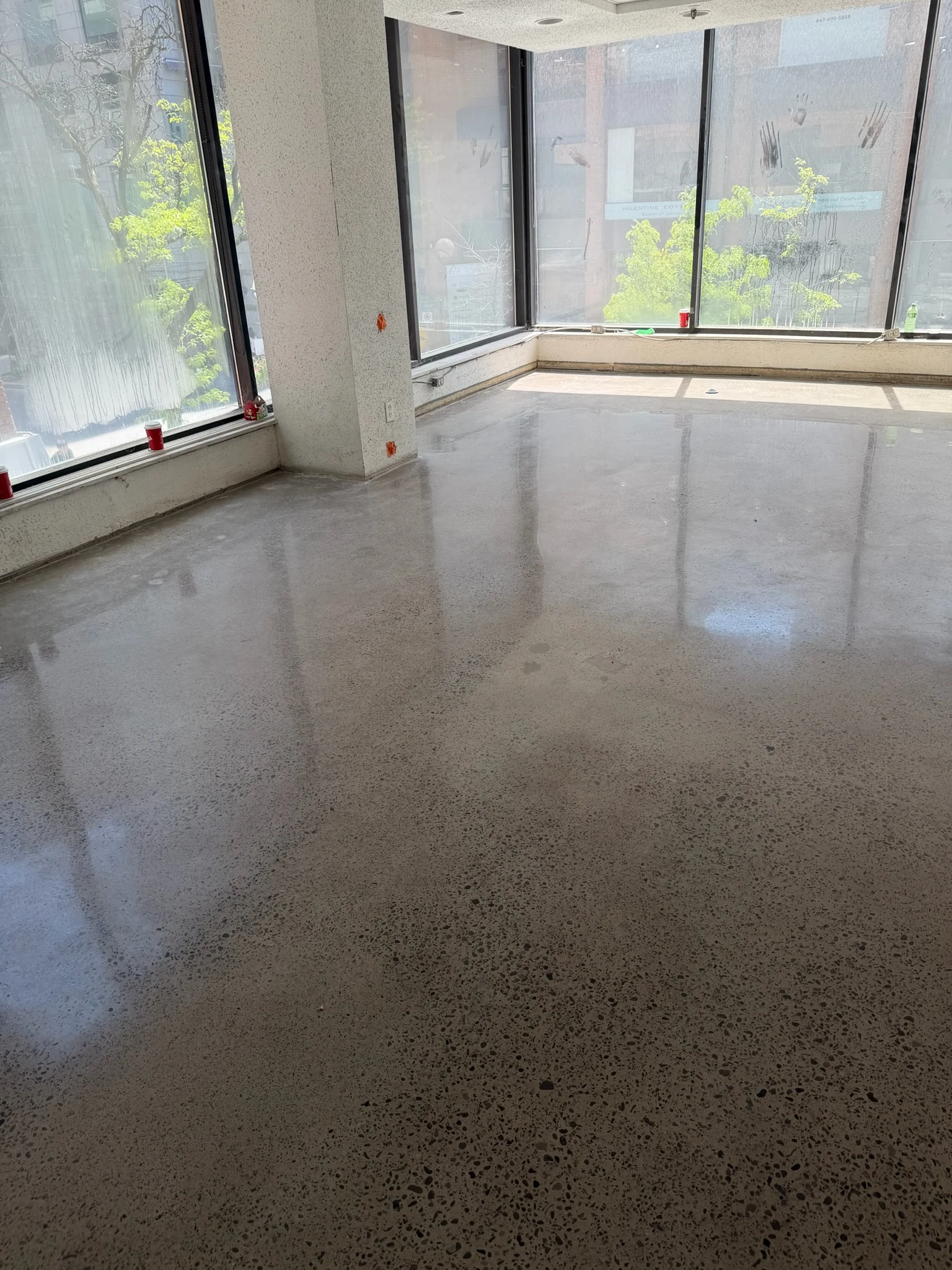 Commercial concrete floor by Fēnix Finish: office