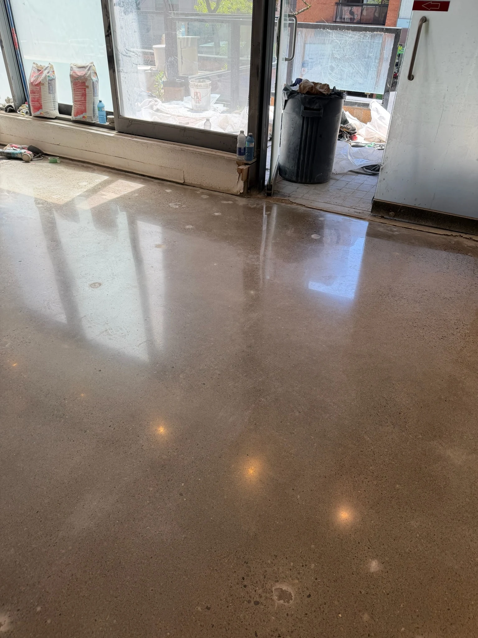 Commercial concrete floor by Fēnix Finish: office