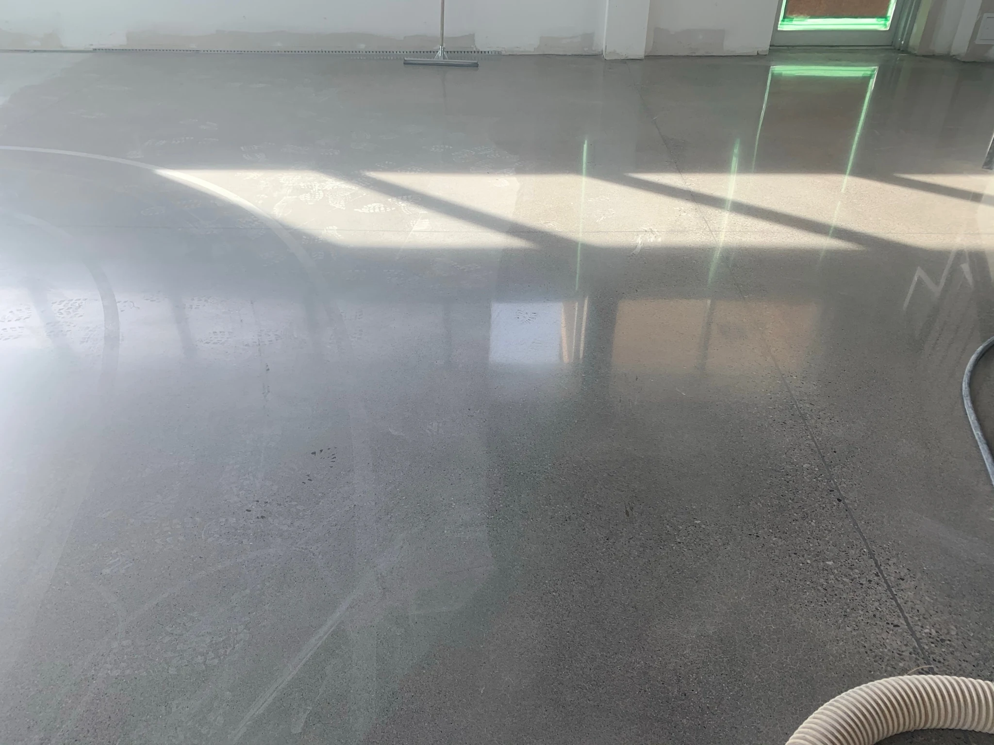 Industrial concrete floor by Fēnix Finish: warehouse
