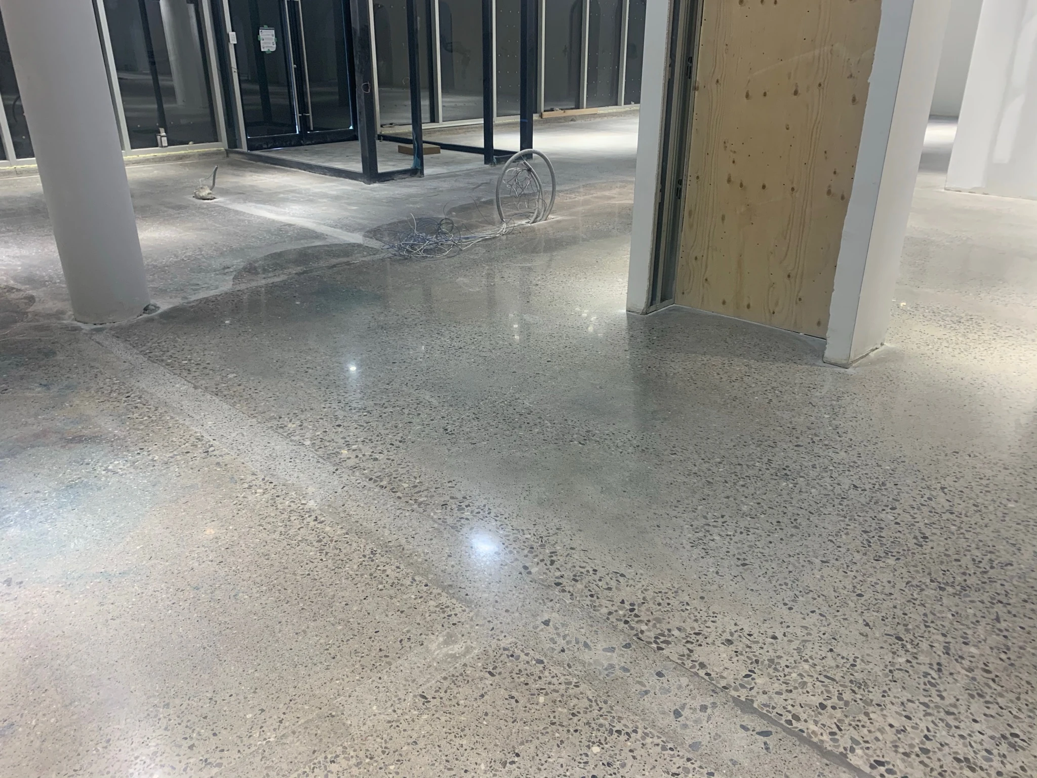 Commercial concrete floor by Fēnix Finish: office building